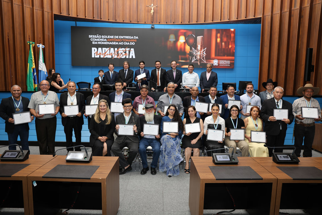 A Assembleia Legislativa de Mato Grosso do Sul homenageou 26 profissionais da comunicação com a Comenda Antonio Tonanni, em celebração ao Dia do Radialista. 