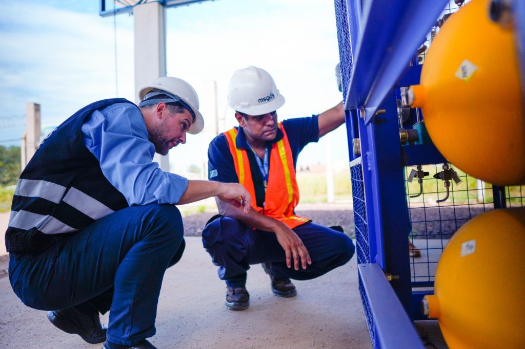 Equipe técnica realiza inspeção em unidade de gás natural; regulação qualificada impulsiona segurança e inovação no setor energético em MS.