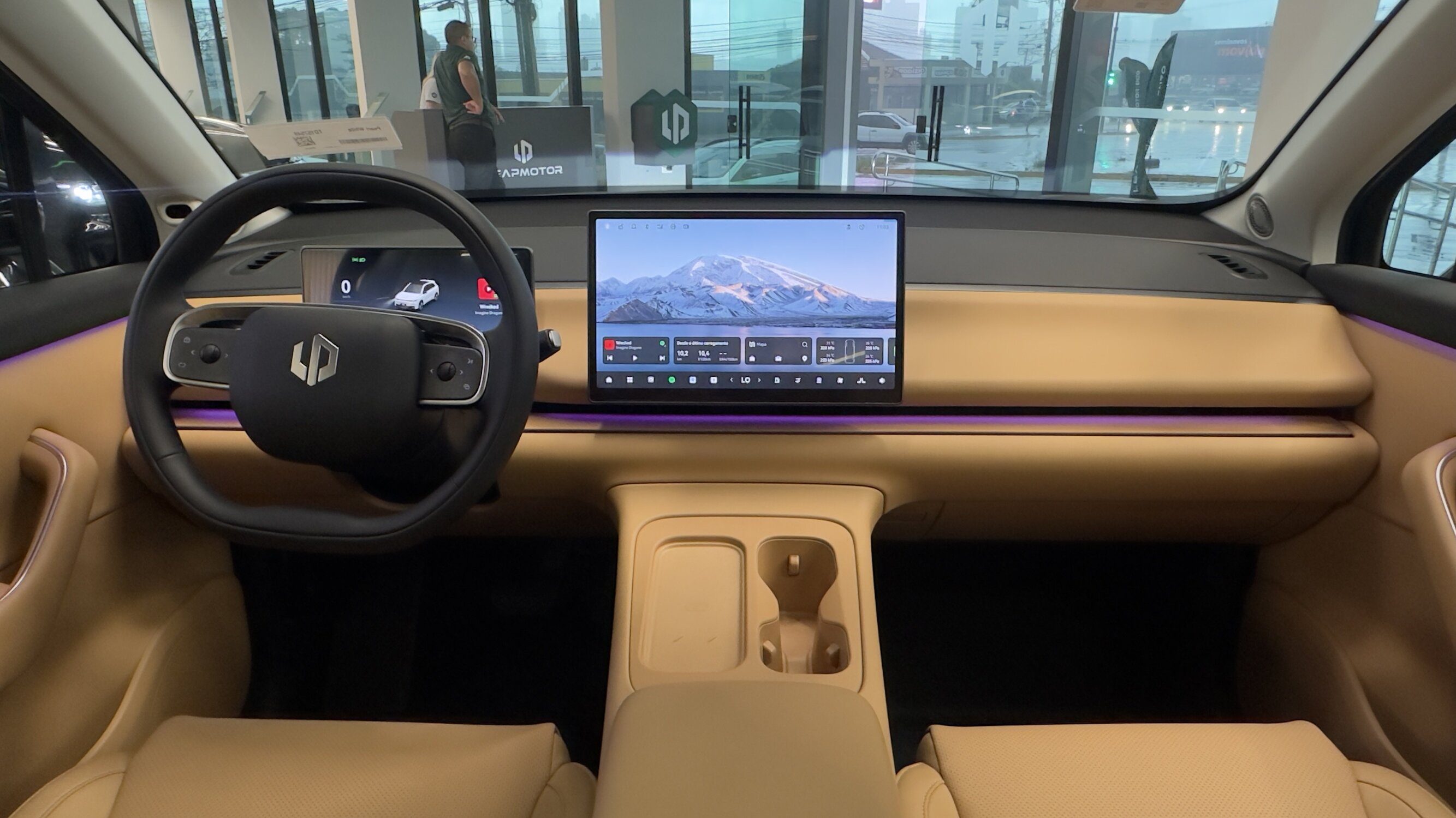 Modelos oferecem teto panorâmico, bancos em couro ventilados, central multimídia de 14,6