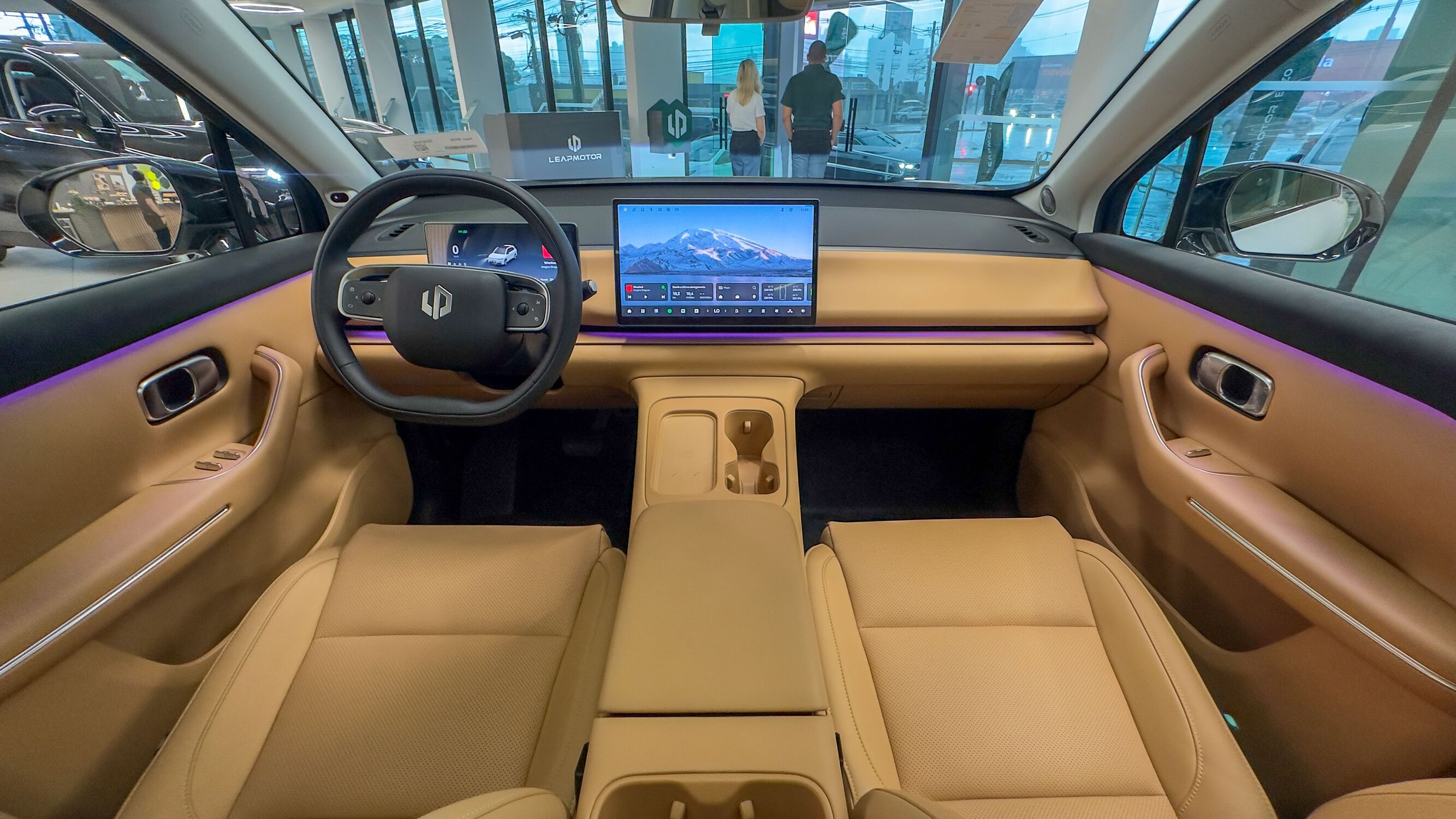 Interior do SUV Leapmotor C10, com acabamento premium, iluminação ambiente em LED e central multimídia de 14,6 polegadas. Modelo foi apresentado durante a inauguração da concessionária em Campo Grande (MS).