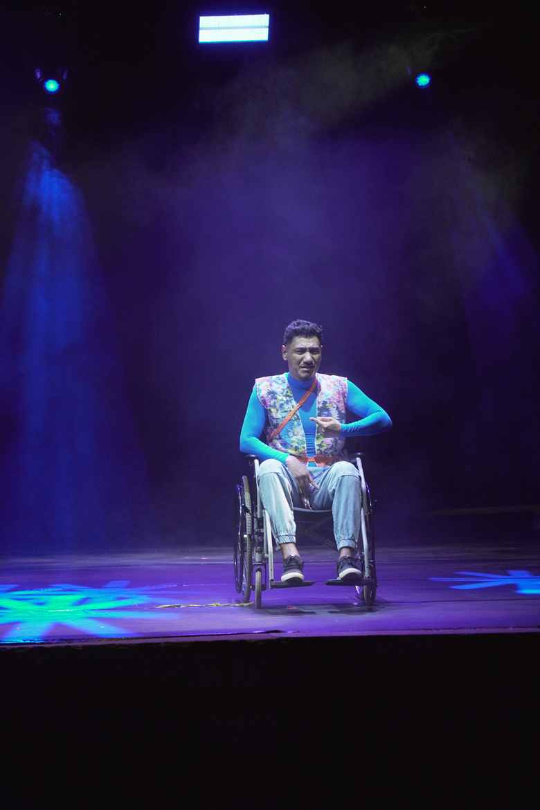 Quatro meses após acidente, Kleiton Medina retorna aos palcos em cadeira de rodas e emociona público durante o MS Dance Fest.