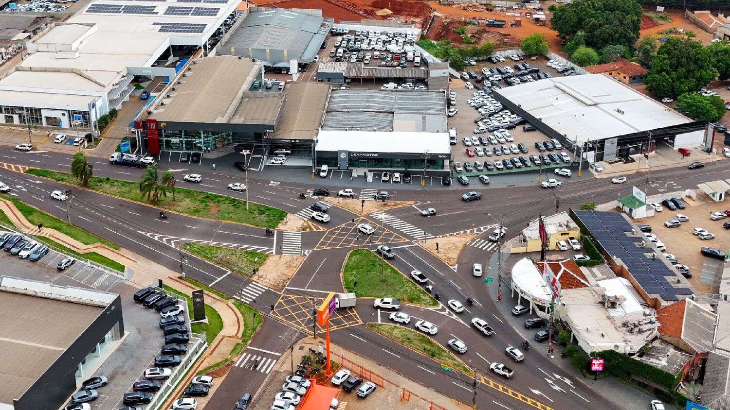 Vista aérea da nova concessionária Leapmotor em Campo Grande (MS), localizada na Rua Joaquim Murtinho, nº 2350. Unidade foi inaugurada com test-drives e nove carros vendidos no primeiro dia.