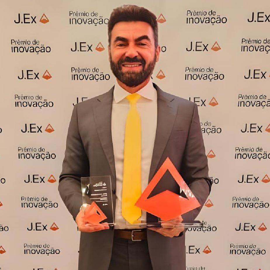 O juiz Luciano Beladelli, da comarca de Anastácio (TJMS), comemora a conquista do 3º lugar na categoria Inovação na Gestão com o projeto DERP, durante a cerimônia do Prêmio Inovação J.Ex  Edição 2025, realizada ontem (24), em Brasília.