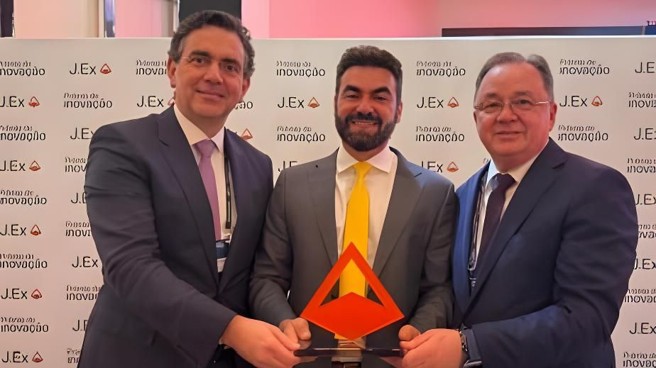 Da esquerda para a direita: representante da organização do evento, o juizLucianoBeladelli e o desembargadorDorivalRenatoPavan durante a entrega do troféu na cerimônia doPrêmio Inovação J.ExEdição 2025, realizada ontem (24) em Brasília.