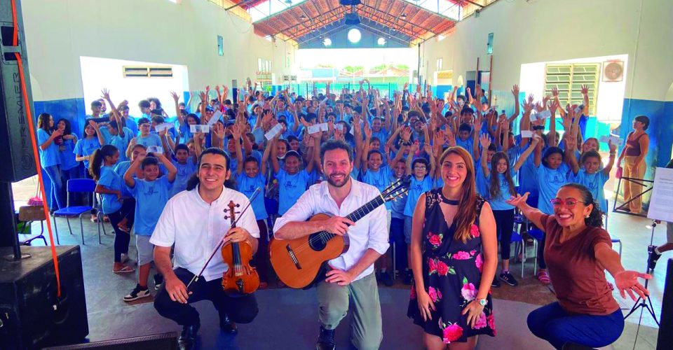 Alegria que ecoa: após o concerto, o trio Opus Vivare posa com os alunos, celebrando a música, o aprendizado e a emoção compartilhada nesta edição do projeto.
