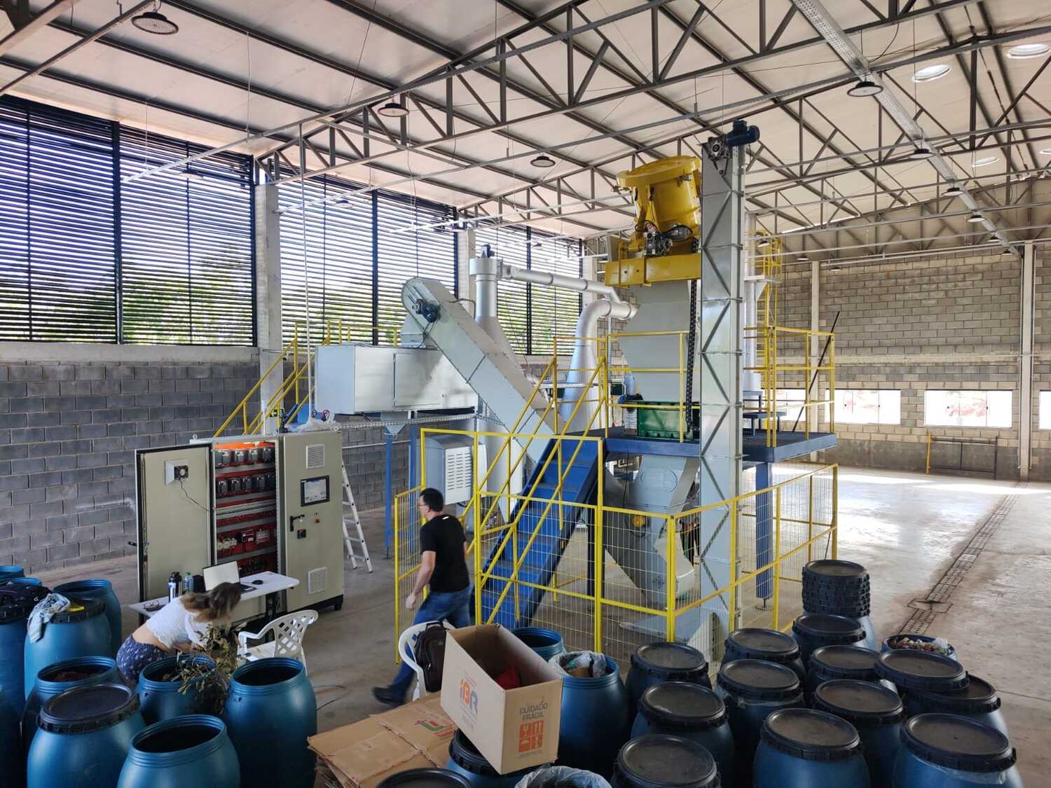 Triagem inicial é manual; o resto é tecnologia que elimina 100 % dos rejeitos.