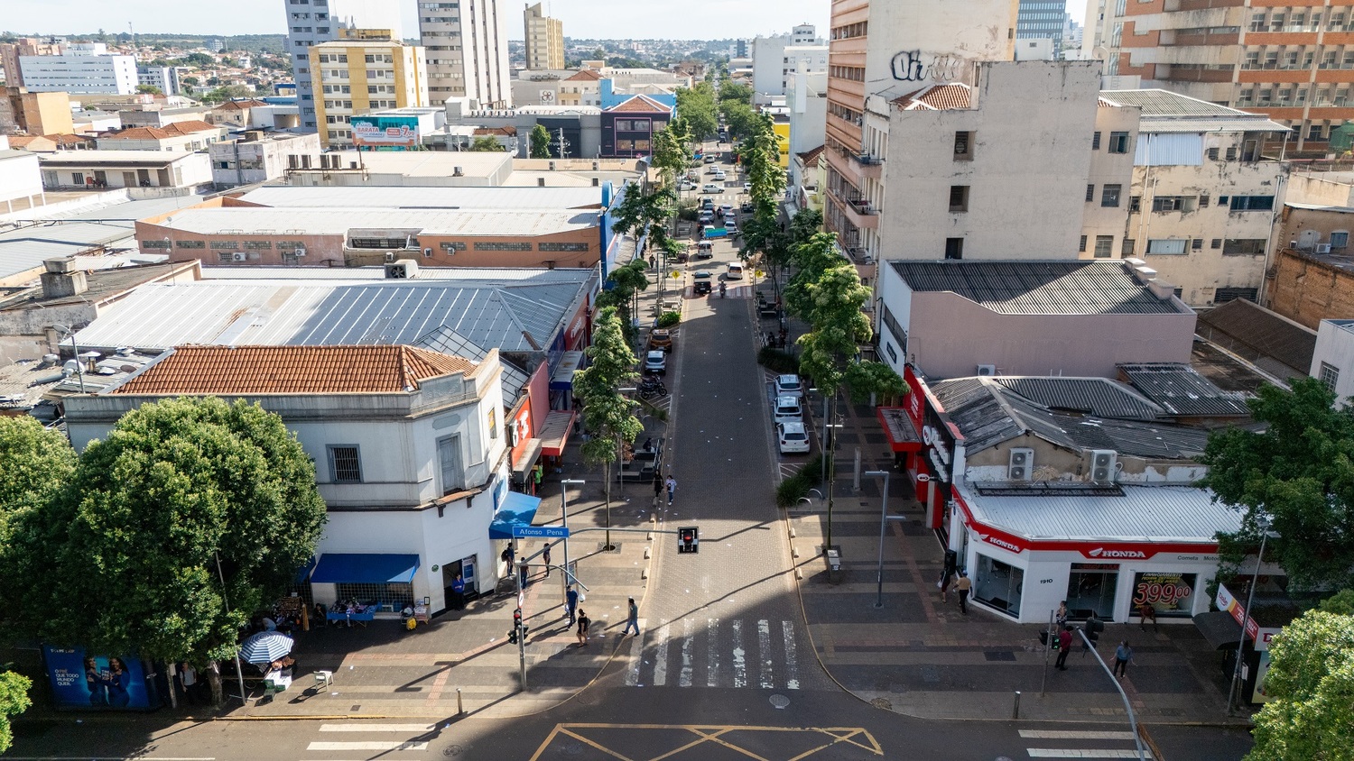 Movimento na Rua 14 de Julho revela disputa por espaço entre comércio formal e vendedores informais 
