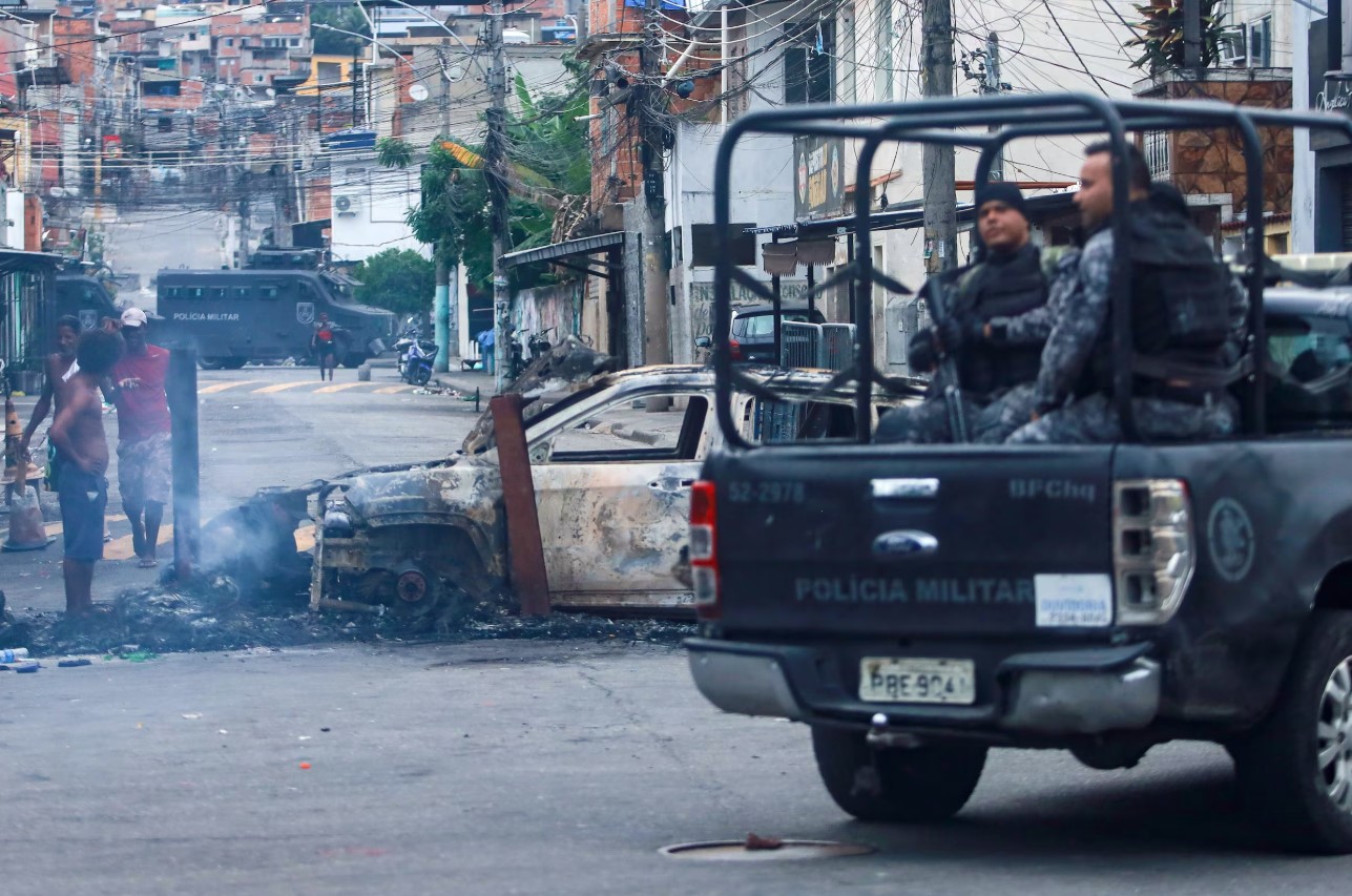 Cenário de guerra nos complexos do Alemão e da Penha