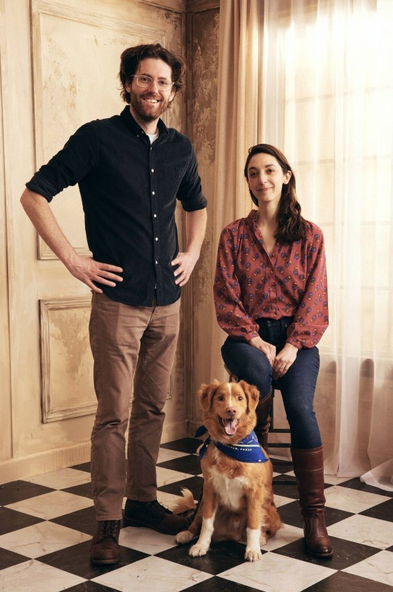 O cão Indy, astro de 'Bom Menino', em foto com seus tutores, o diretor Ben Leonberg e a produtora Kari Fischer