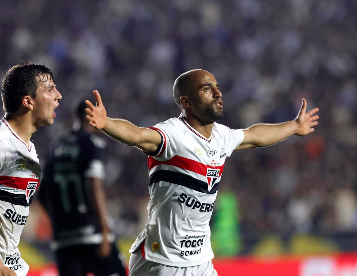 Lucas Moura comemora gol do São Paulo em São Januário. 