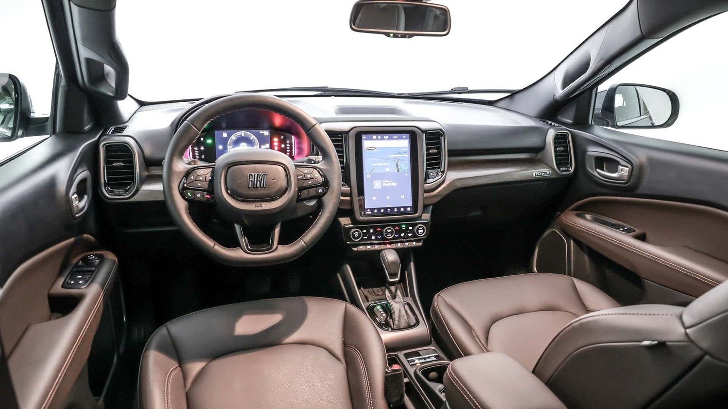 Volante multifuncional tem comandos bem distribuídos e controle de cruzeiro. Direção leve no uso urbano e firme na estrada.