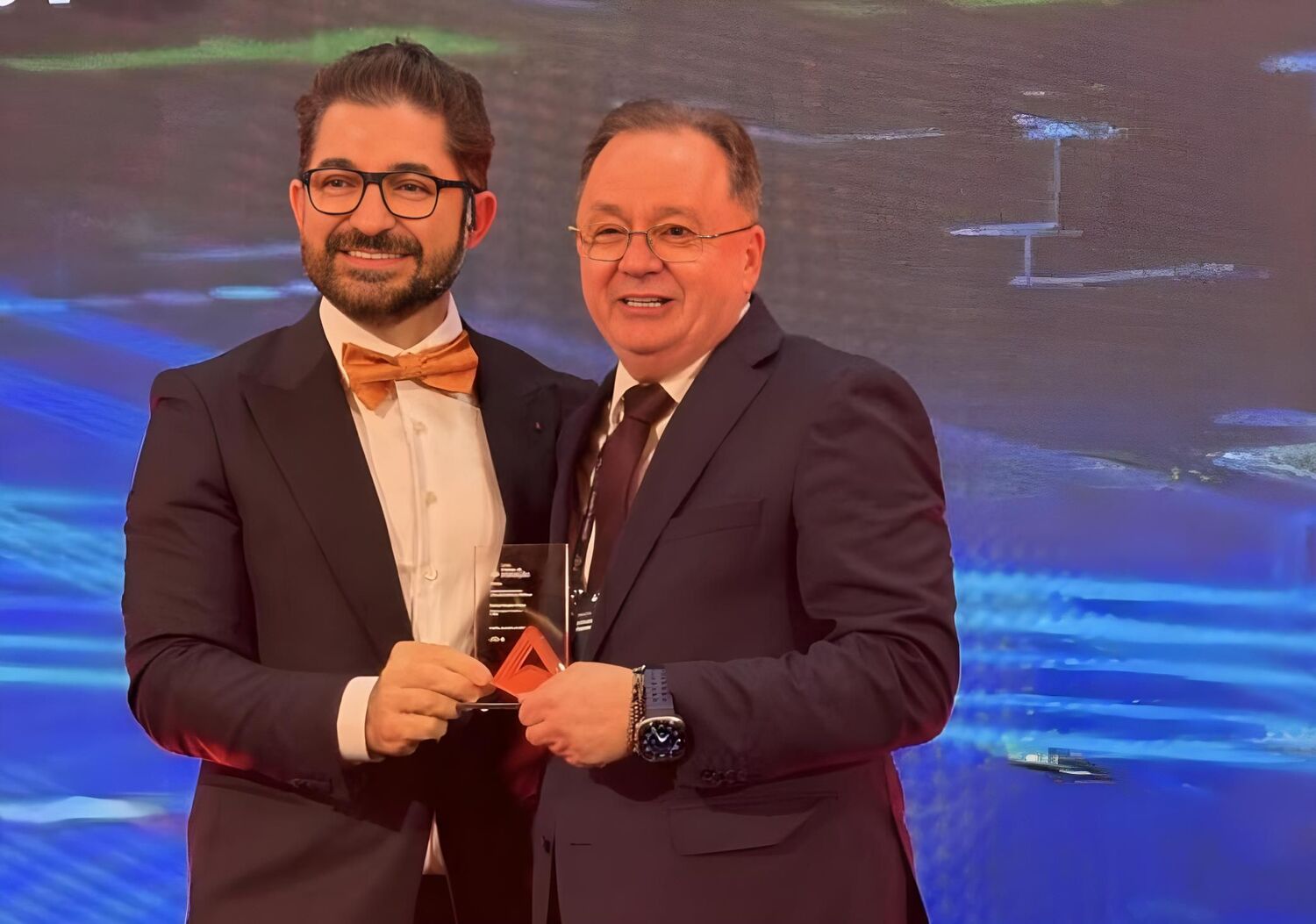 Dorival Renato Pavan, seguram juntos o troféu do Prêmio Inovação J.Ex Edição 2025, na cerimônia realizada ontem (24) em Brasília.