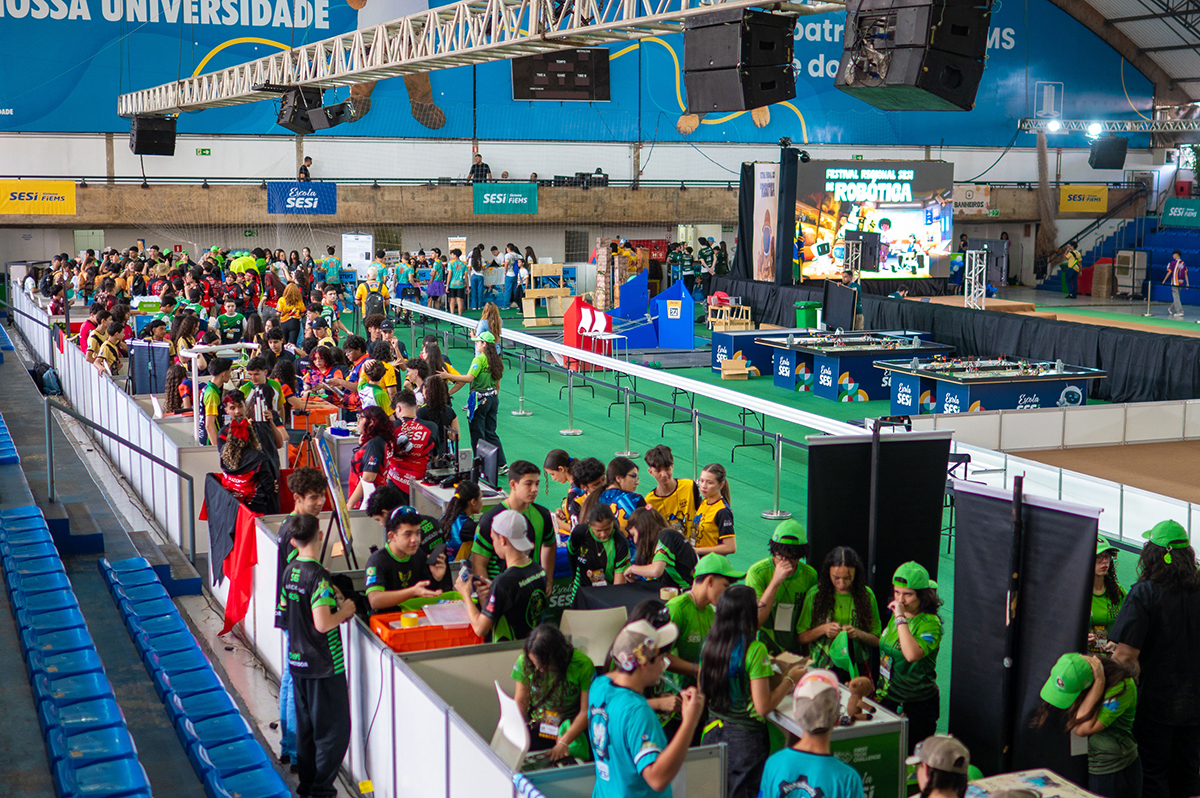 Estudantes de Mato Grosso do Sul e da Bahia iniciam os preparativos para as disputas do Festival Regional Sesi de Robótica, no ginásio Moreninho, em Campo Grande.