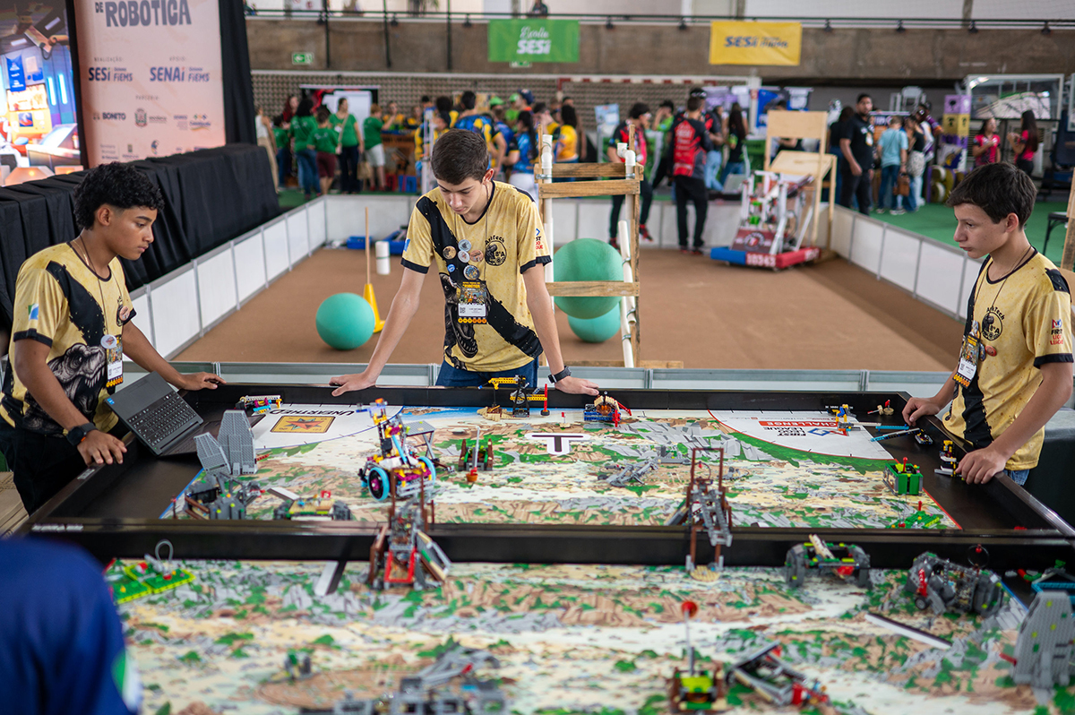 Equipes da FIRST LEGO League Challenge enfrentam desafios inspirados em arqueologia e soluções para problemas reais usando robótica educacional.