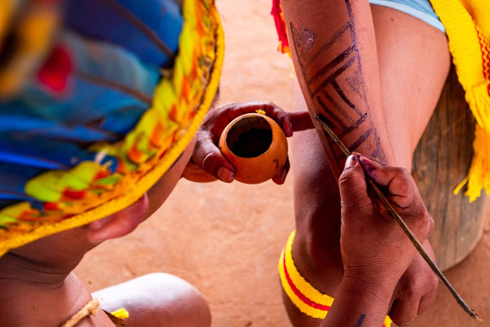 Grafismo é uma das atividades disponibilizadas aos visitantes pelo povo Haliti-Paresí. Imagem: projeto Menane Haliti Etnoturismo