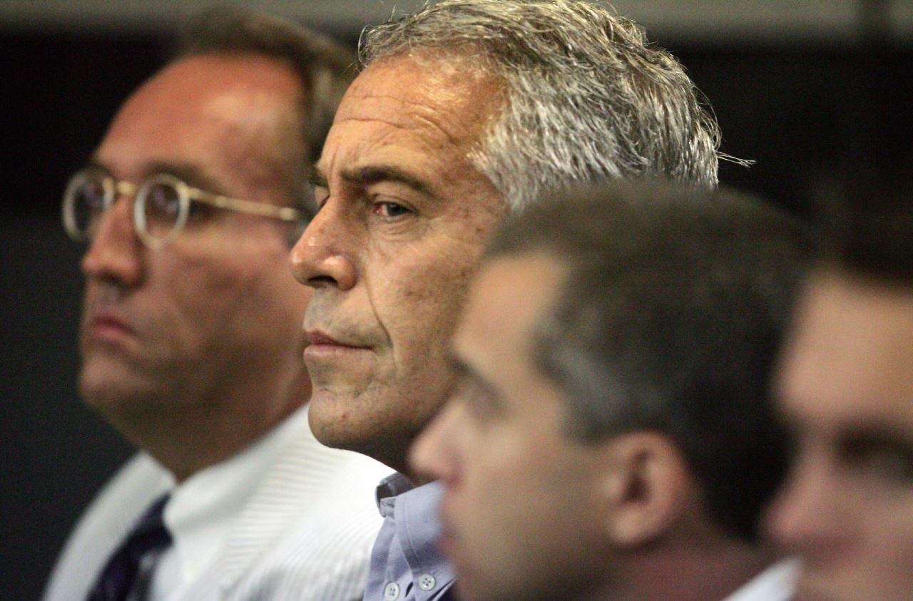 Jeffrey Epstein foi condenado por exploração sexual em 2008.