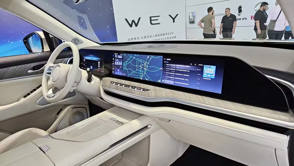 O painel digital inclui uma tela de 12,3 polegadas para os instrumentos e uma central multimídia de 14,6 polegadas, com conectividade completa para smartphones.