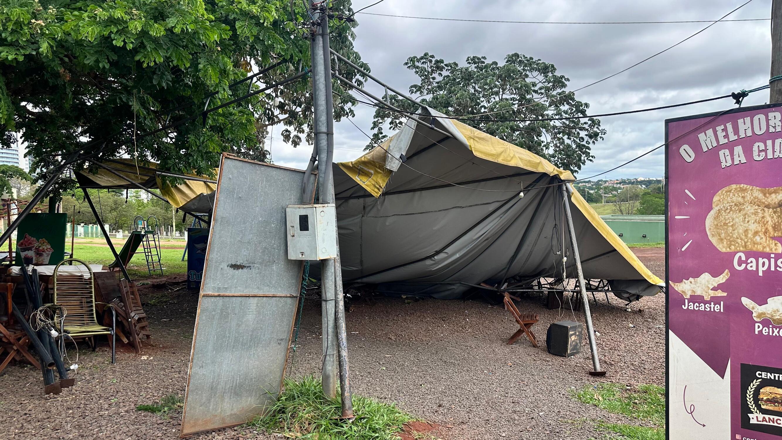 Tenda do comércio da Neiva Silva foi derrubado por conta da tempestade