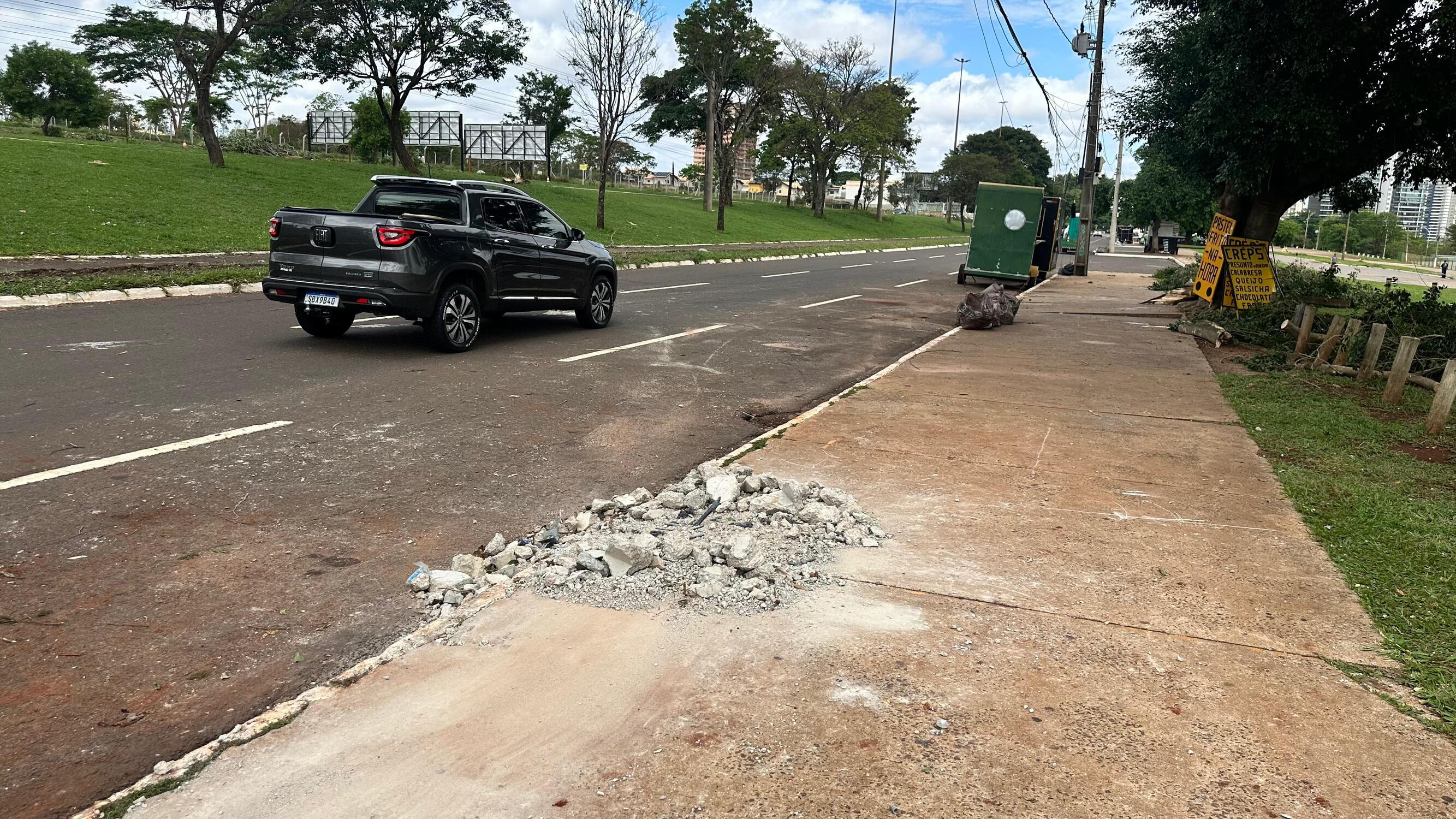 Um poste foi derrubado no meio da rua durante a tempestade; autoridades retiraram o poste e colocaram um novo ao lado