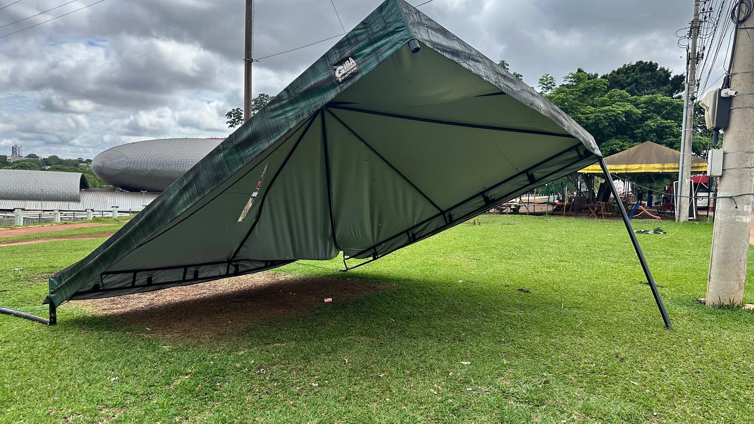 Arvores e diversas estruturas foram destruídas com a tempestade do último domingo (2)