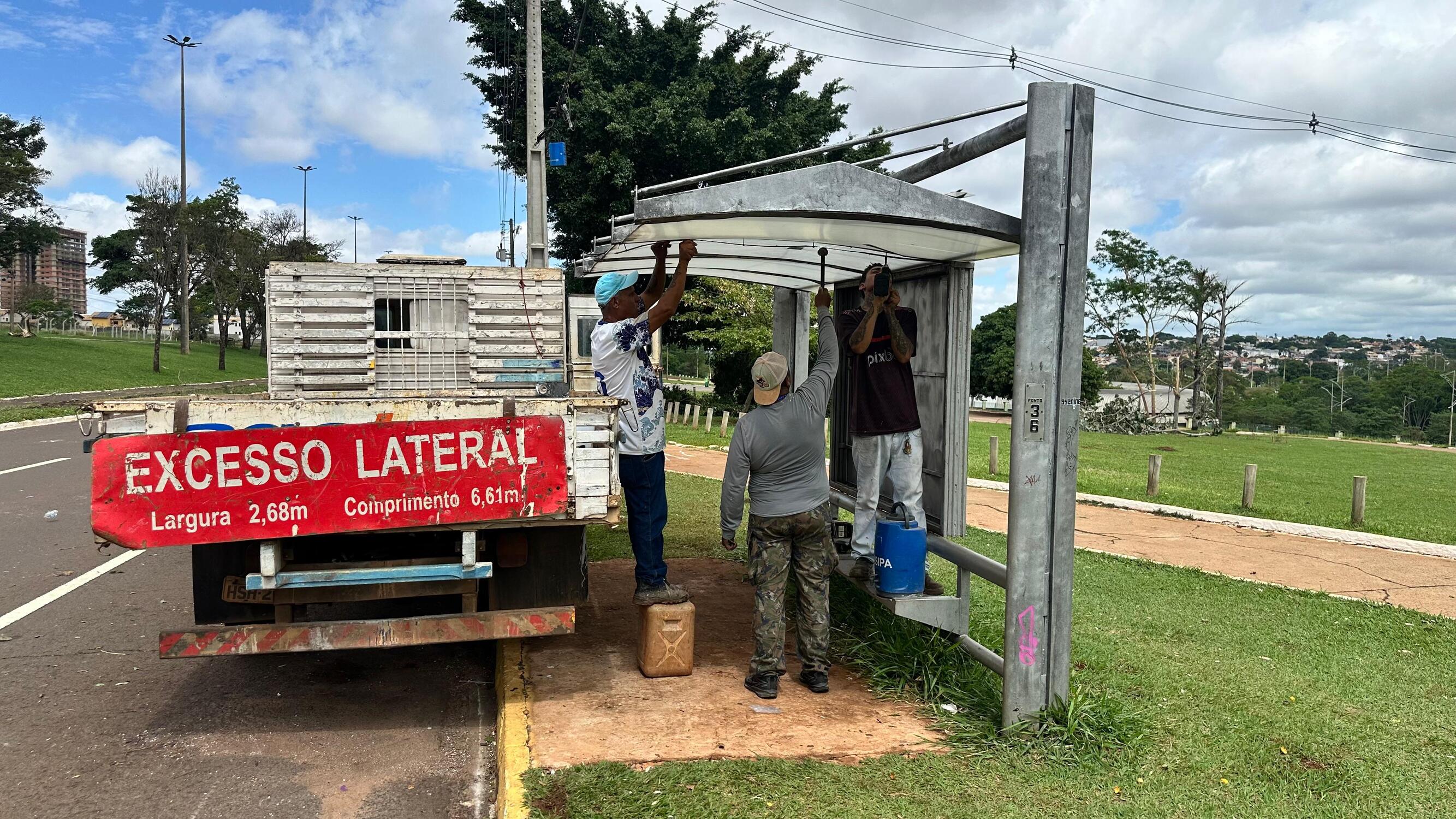Agetran trabalhando para reparar ponto de ônibus que foi afetado pela tempestade