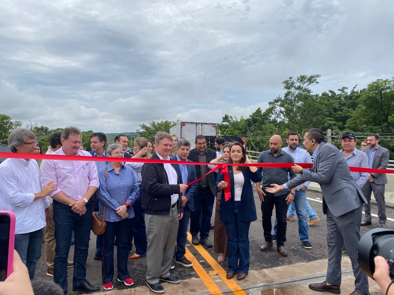 O diretor da Plaenge Urbanismo, Edison Holzmann e a prefeita Adriane Lopes inauguram o viaduto