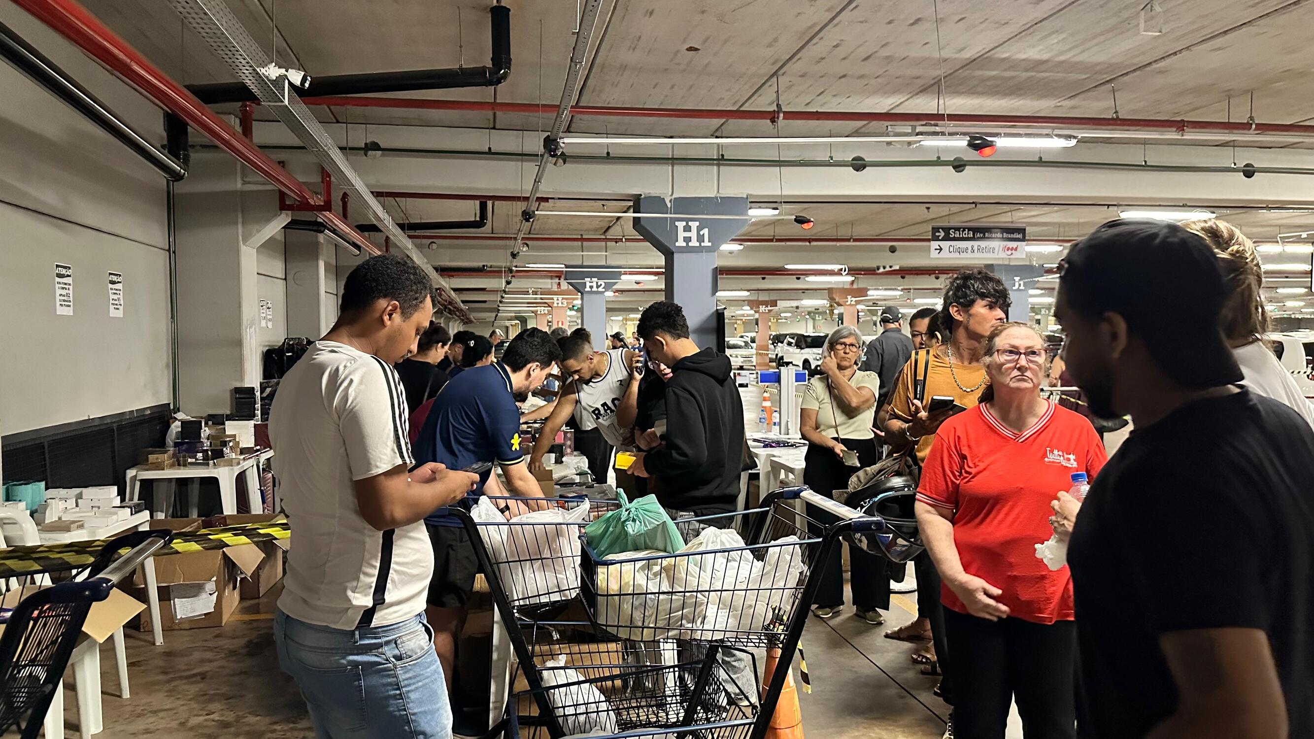 Voluntários do ISMAC auxiliam na organização e atendimento ao público durante o Bazar Solidário