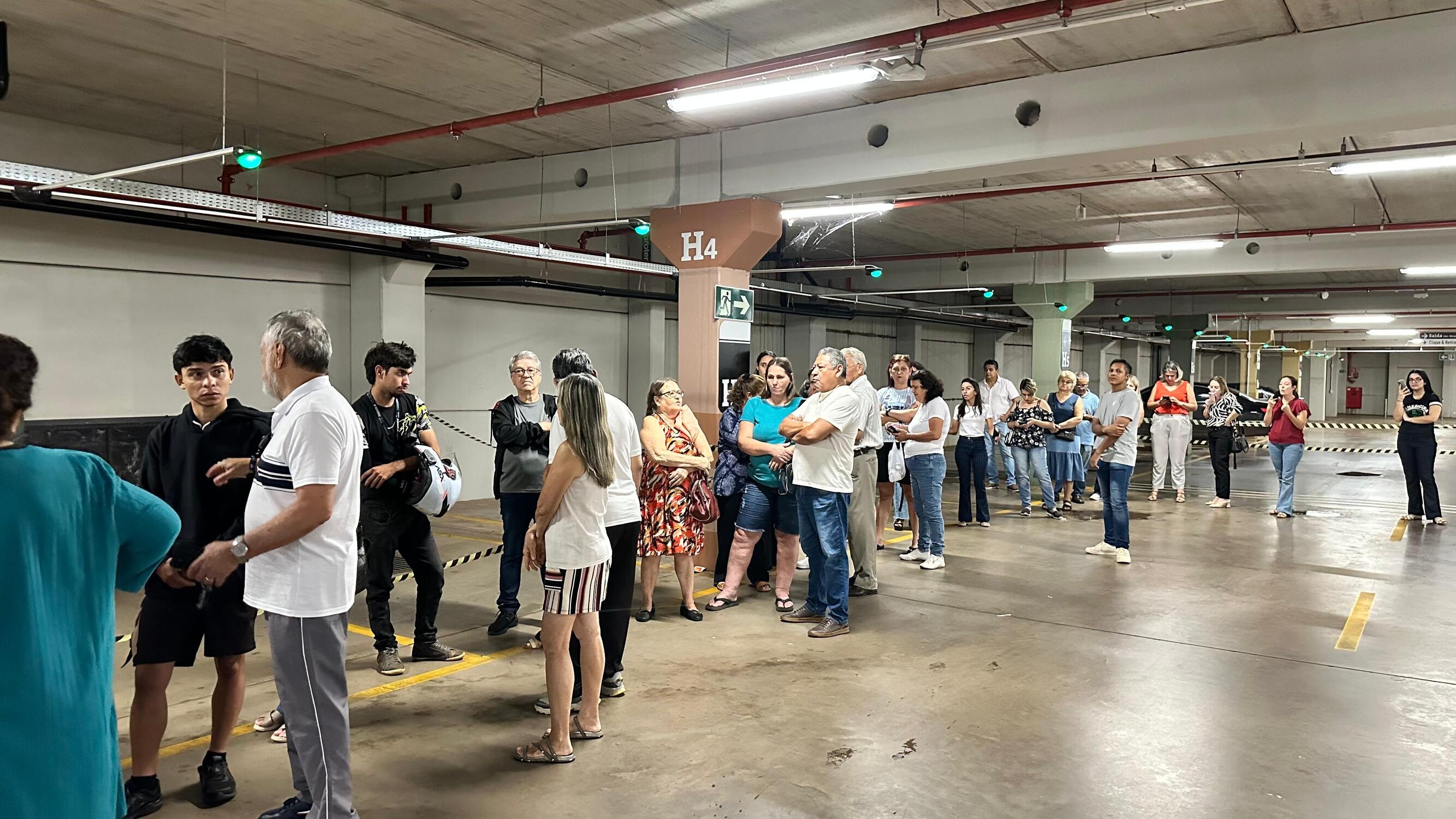 Consumidores aguardam na fila para acessar o Bazar Solidário realizado no estacionamento do Comper Itanhangá