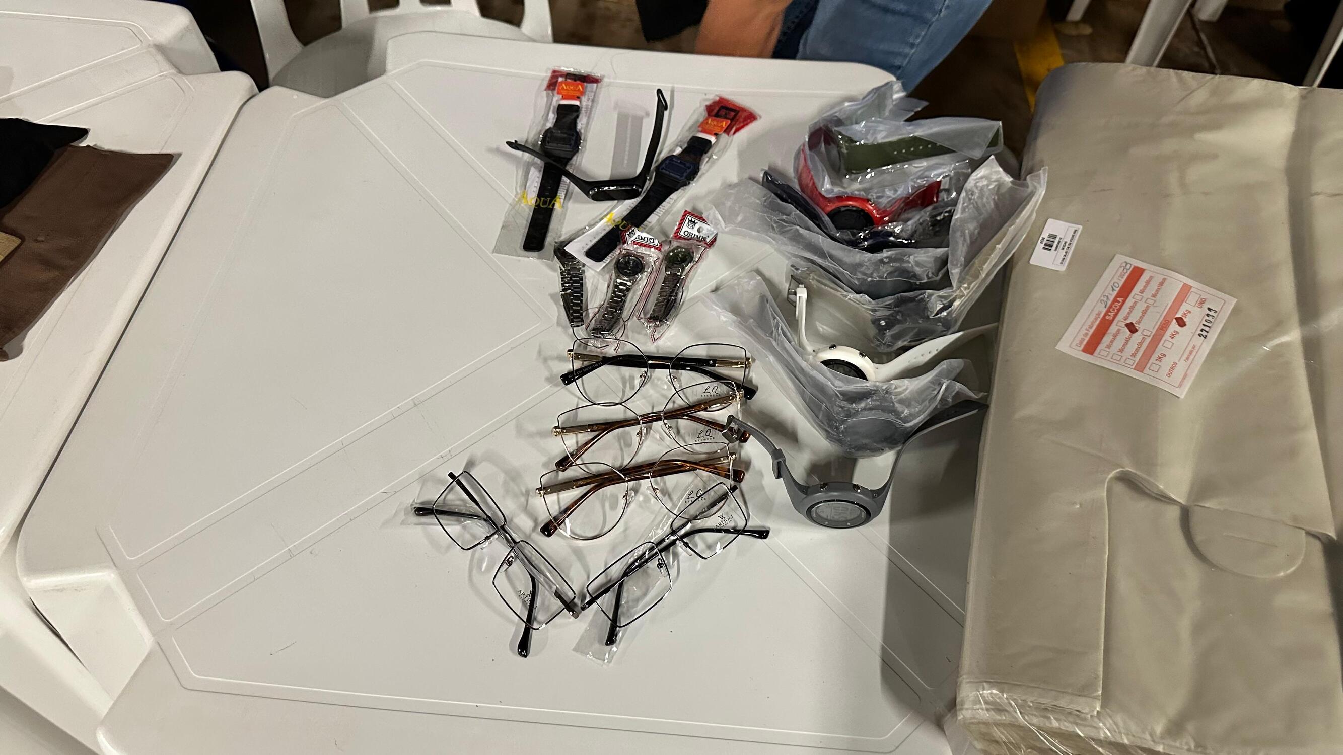 Itens como relógios e óculos são vendidos a preços acessíveis no bazar da Receita Federal em apoio ao ISMAC