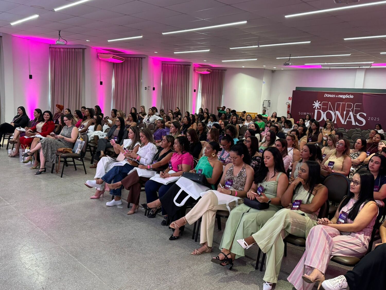 Programa do Sicredi reúne mais de 4,5 mil mulheres e oferece conteúdos de finanças, gestão e liderança.