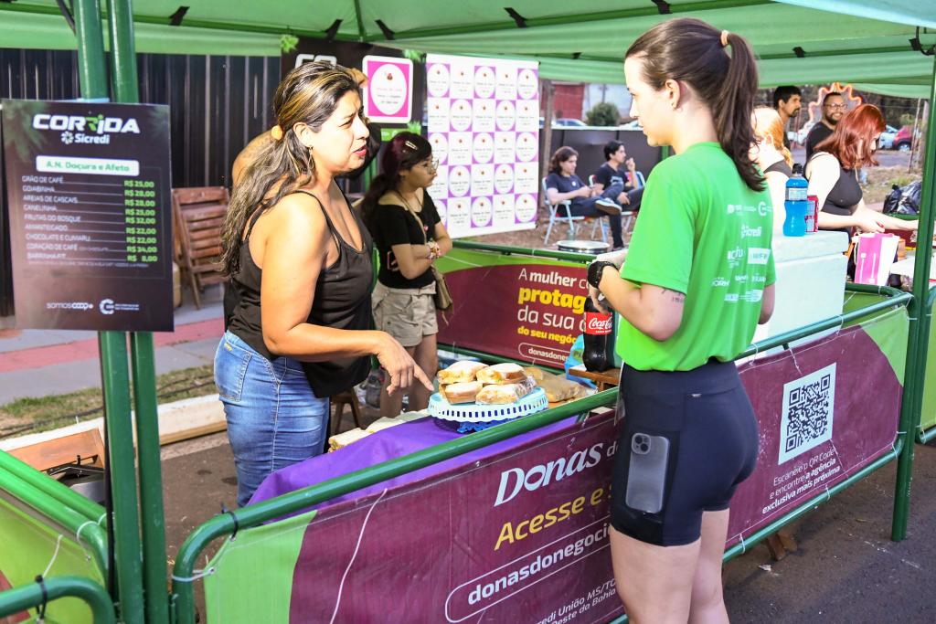 Empreendedora participante do programa Donas do Negócio realiza vendas em evento promovido pelo Sicredi, que estimula o fortalecimento de negócios liderados por mulheres nos estados de MS, TO e Oeste da Bahia.