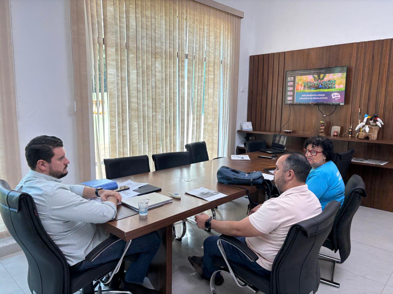 Prefeito André Guimarães se reúne com representantes da AFS Intercultural Brasil para discutir programas de intercâmbio e formação voltados à internacionalização da educação em Nioaque.