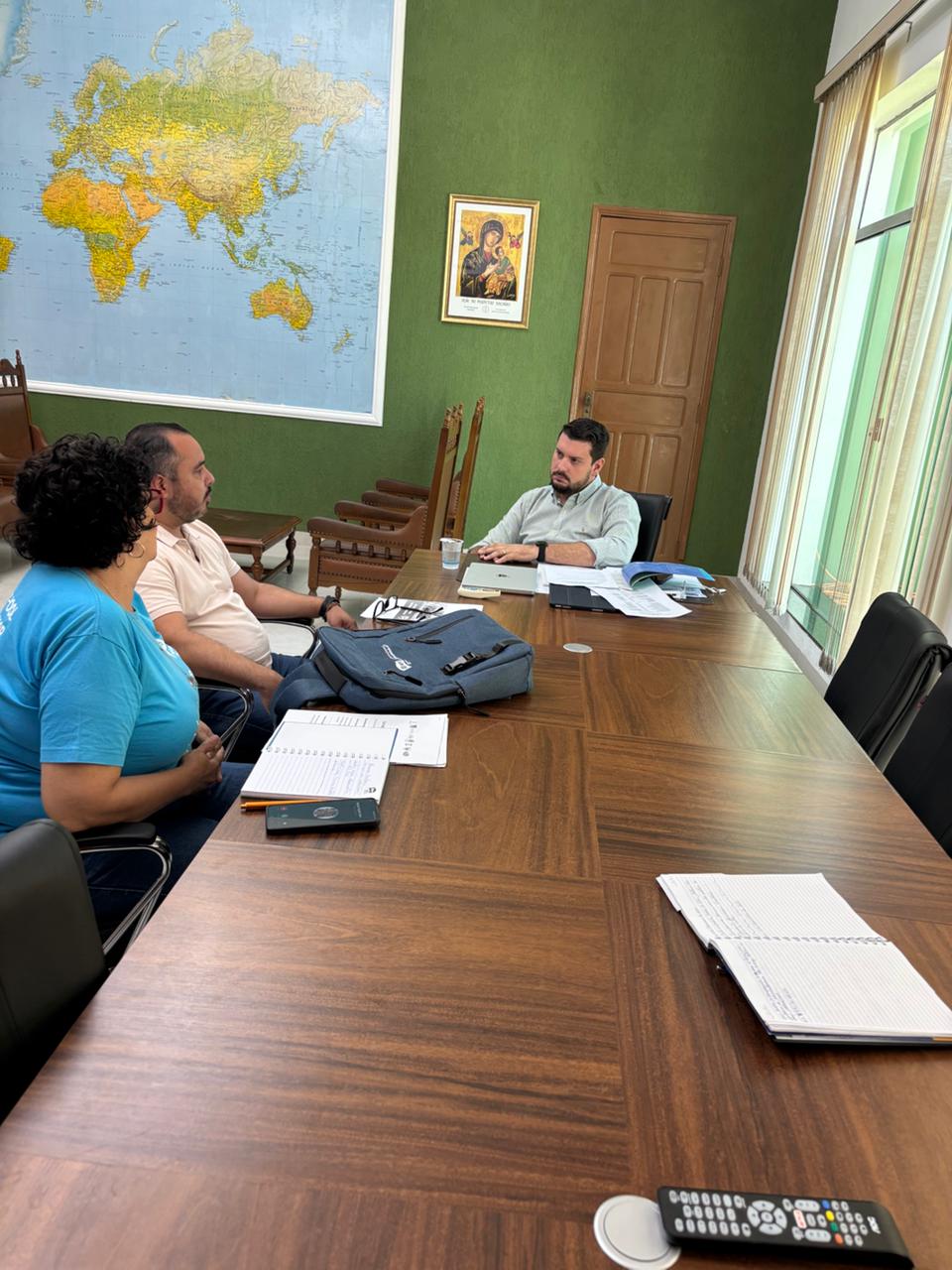 Durante a reunião, foram apresentadas propostas de intercâmbio com foco em países da Rota Bioceânica e capacitações para professores da rede municipal.