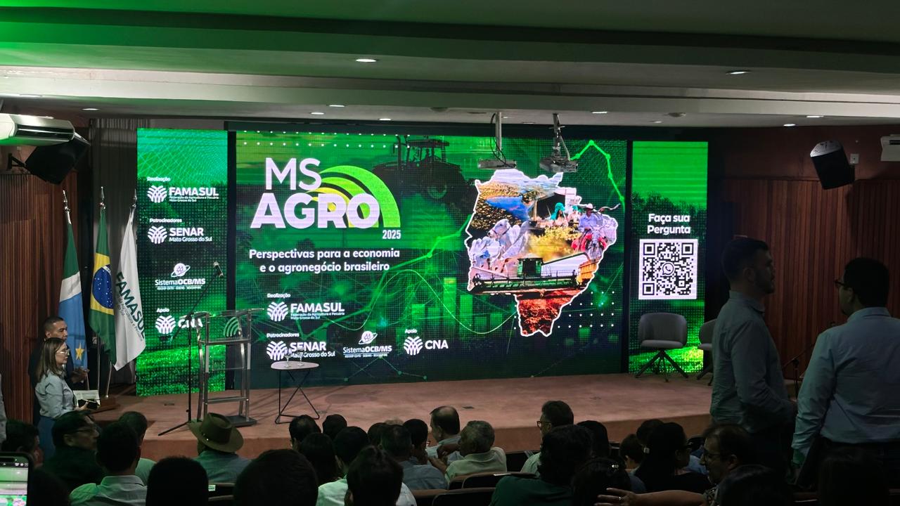 Painel principal do MS Agro 2025, realizado na Famasul, onde produtores e lideranças participaram de debates sobre economia, mercado e práticas sustentáveis no setor.