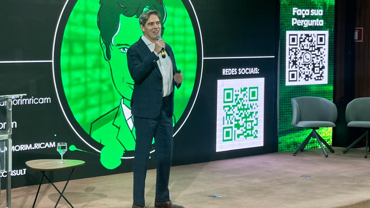 O economista Ricardo Amorim durante sua palestra no MS Agro 2025, onde apresentou cenários econômicos e tendências que devem impactar o agronegócio.