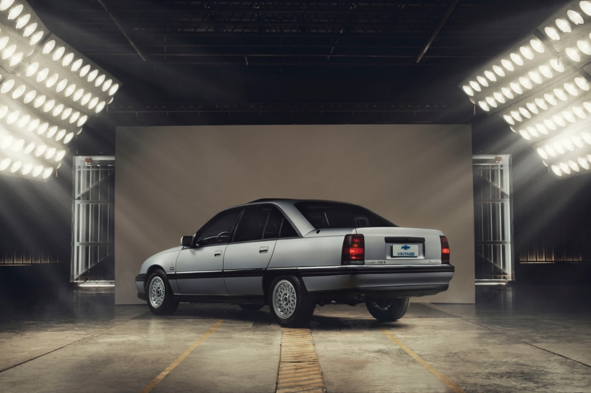 Omega CD 1994 Irmscher visto de trás, com foco na traseira e alinhamento da carroceria restaurada.