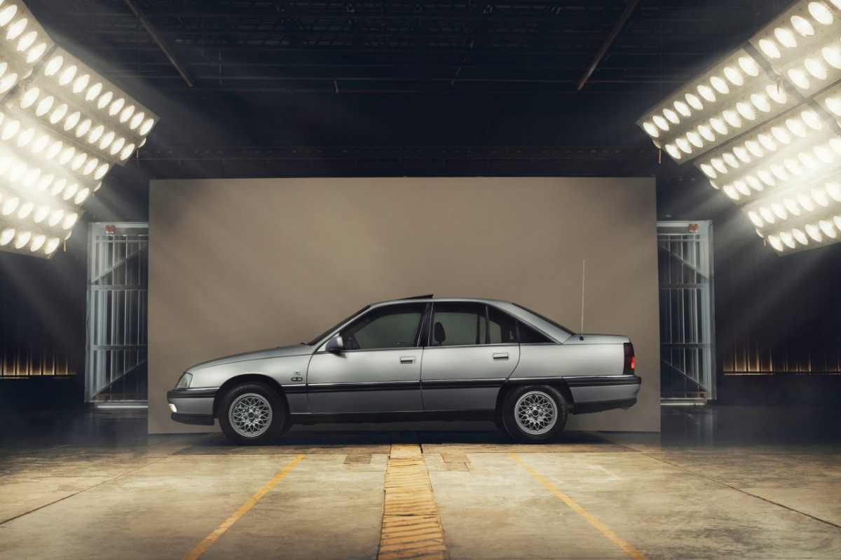 Omega CD 1994 Irmscher em perfil lateral, mostrando as linhas clássicas do sedã após o resgate original.
