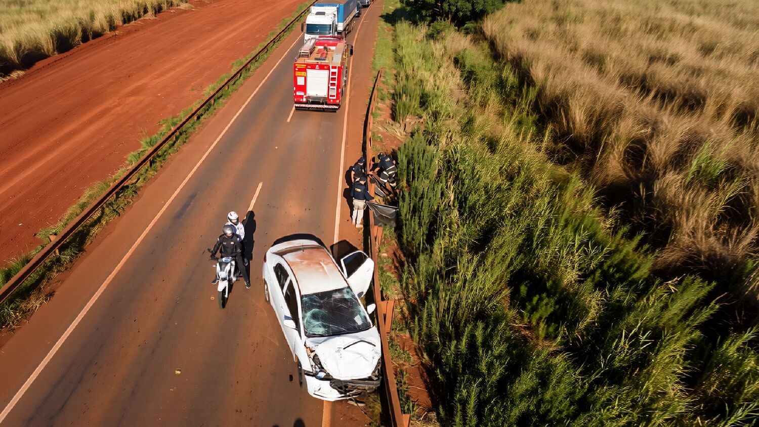 HB20 branco envolvido na colisão teve a frente danificada; trânsito ficou totalmente bloqueado na rodovia BR-267, em Maracaju (MS)