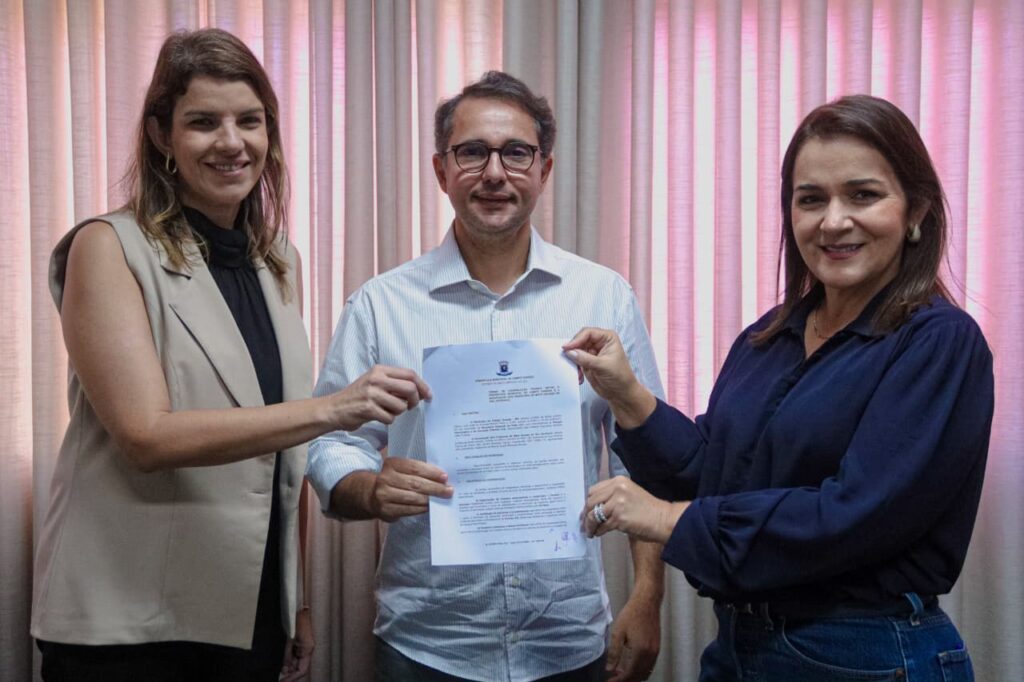 A diretora do Parktec CG, Adriana Tozzetti; o presidente da Acrissul, Guilherme Bumlai e a prefeita Adriane Lopes oficializam Pavilhão Tech