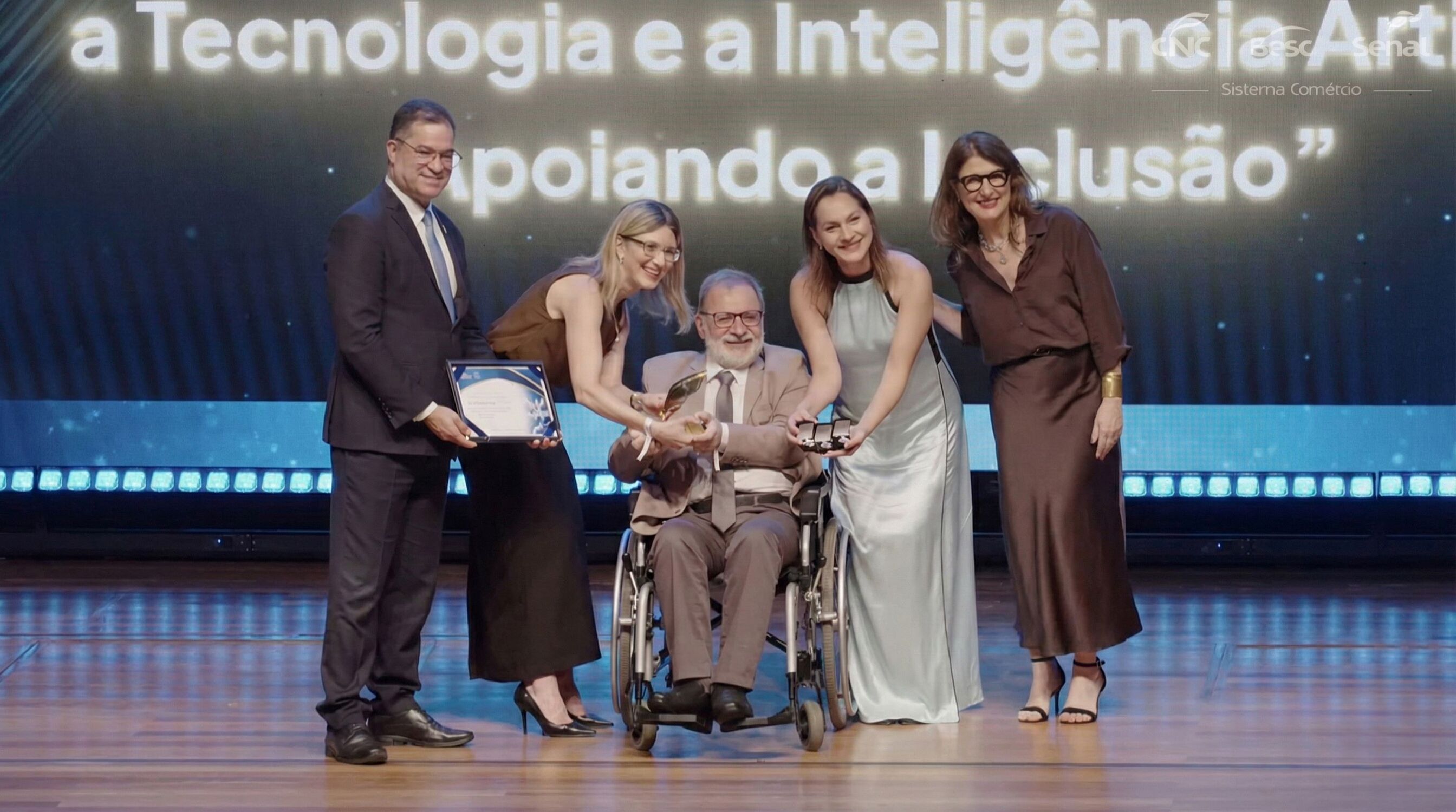 A diretora regional do Senac MS, Mara Rúbia Barros, e o presidente da Fecomércio MS, Edison Araújo, ao lado do diretor do Departamento Nacional do Senac, Maurício Borges, celebram premiação nacional na categoria Práticas Docentes.