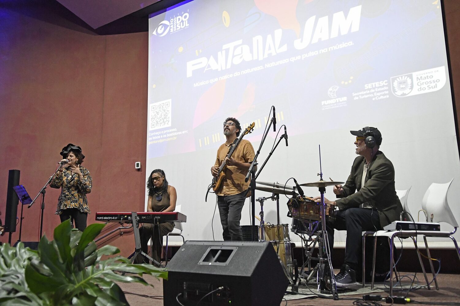 O premiado grupo instrumental brasileiro Urbem (Gabriel Basso, Ana Ferreira, Bianca Bacha e Sandro Moreno) ao lado do trombonista nova-iorquino Ryan Keberle
