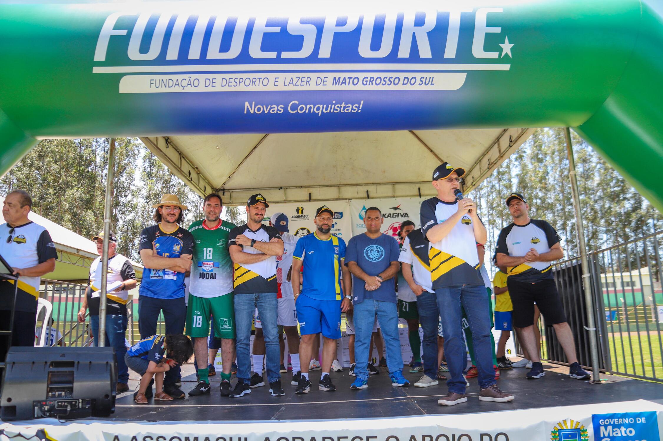 Autoridades, atletas e representantes das equipes participam da cerimônia de encerramento e premiação da Copa Assomasul 2025, em Nova Andradina.