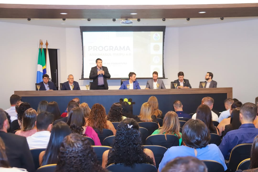 Autoridades acompanham a cerimônia da 1ª Formatura do Programa Assomasul Itaipu 4.0, realizada na sede da entidade, em Campo Grande.