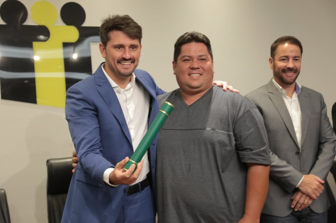Formando recebe certificado durante a primeira formatura do Programa Assomasul Itaipu 4.0, que reuniu os 150 melhores alunos da capacitação.