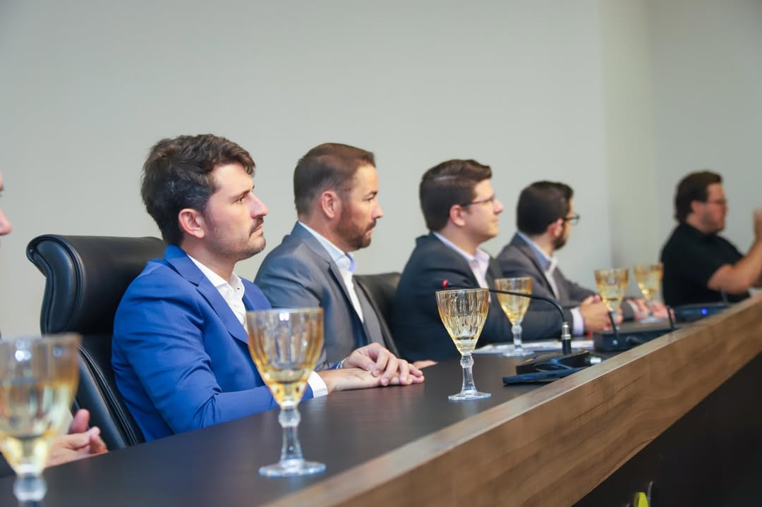 Mesa de autoridades durante a solenidade que marcou a conclusão da primeira turma do Programa Assomasul Itaipu 4.0.