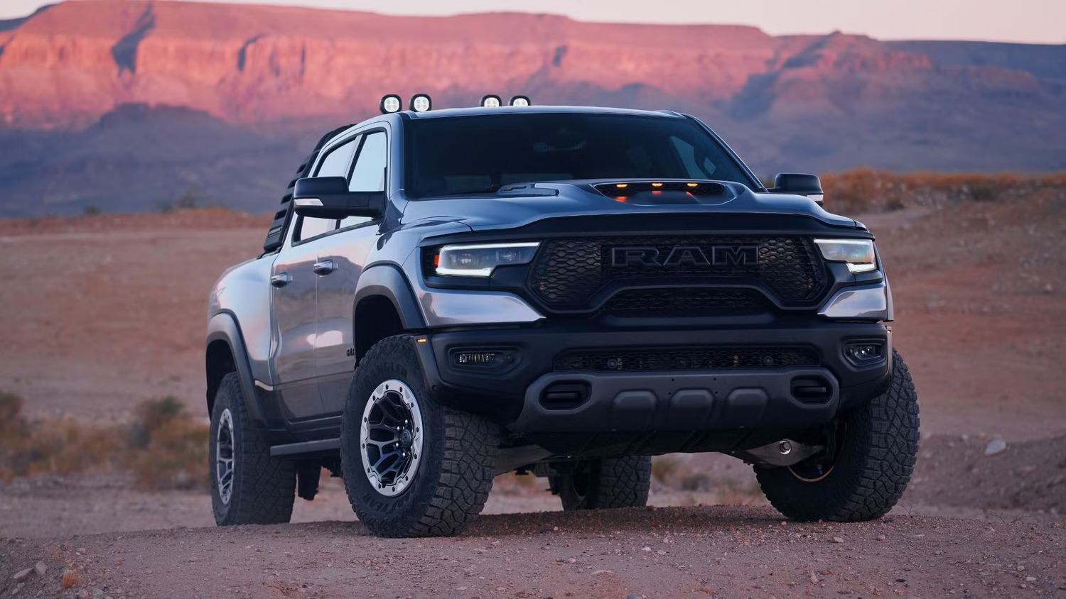 Sem revelar o modelo, teaser reforça o retorno do V8 à linha Ram 1500.