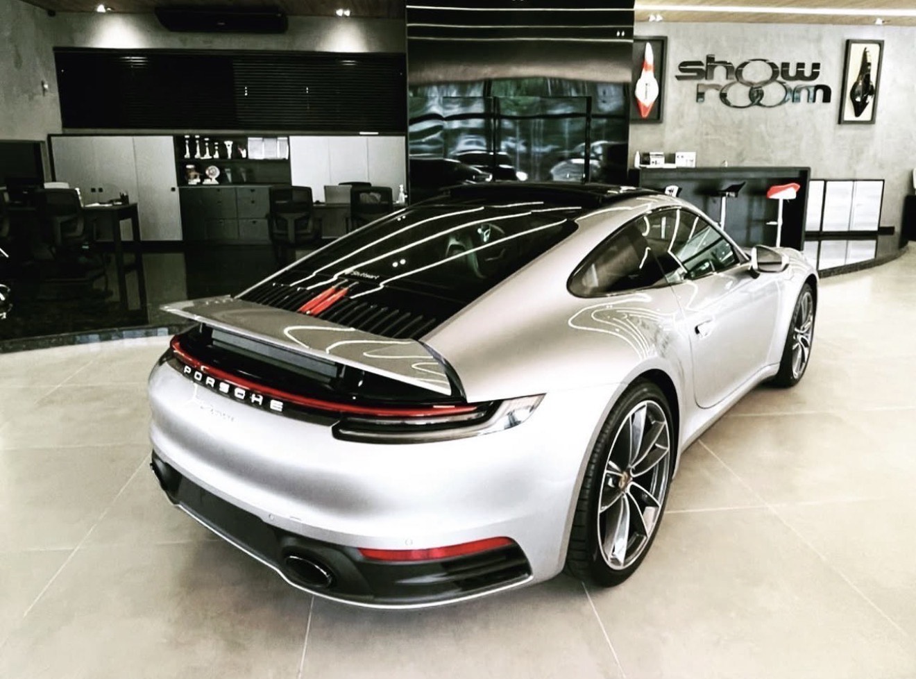 Porsche 911 na vitrine da Show Room. Cada detalhe no ambiente foi pensado para valorizar o design e a experiência.