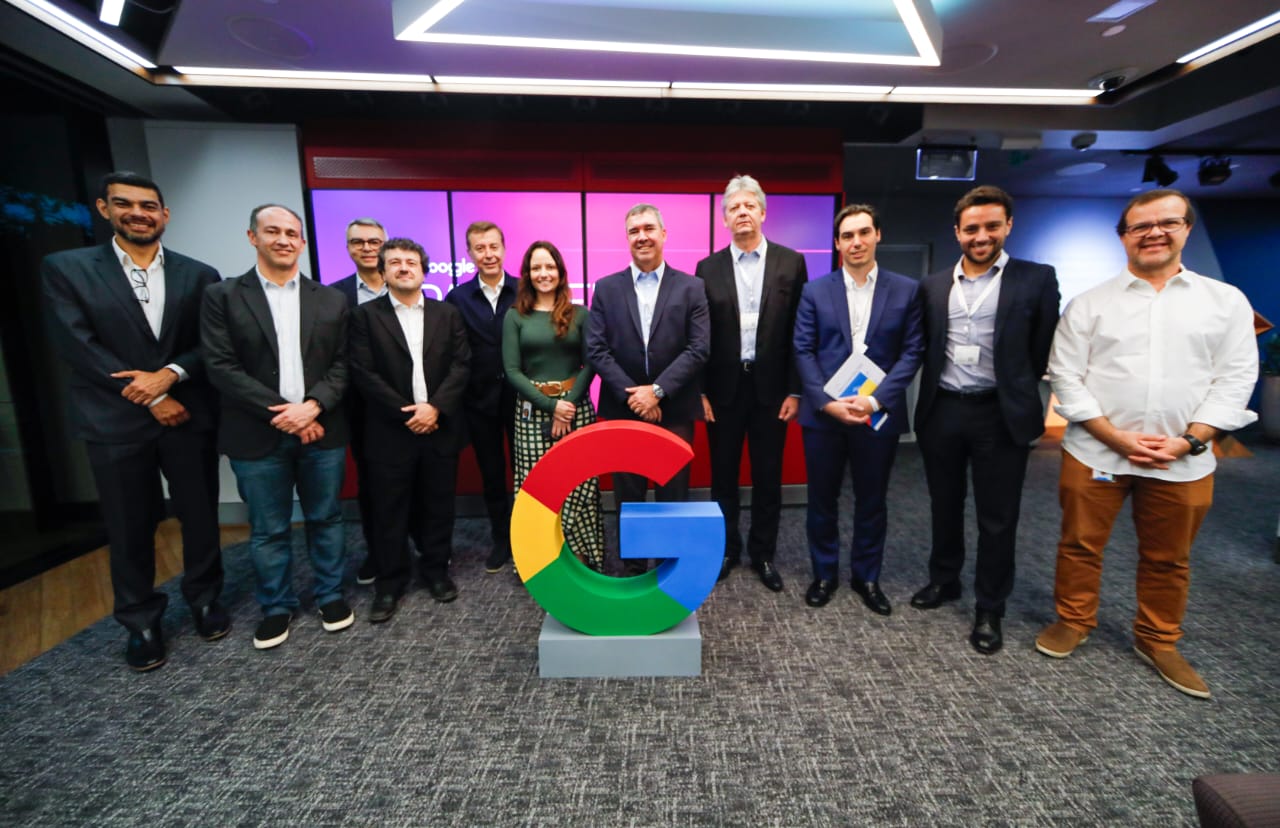 MS fecha parceria com Google para aplicar IA e nuvem na gestão e modernizar serviços públicos.