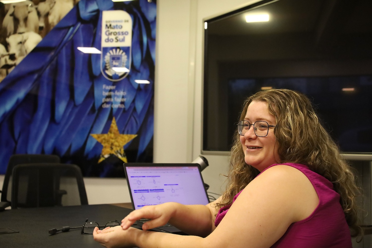 Bruna Ribeiro Campos Diniz, ex-trainee e atual servidora da Secretaria de Assistência Social e Direitos Humanos, durante apresentação de dados estratégicos no Governo de MS.
