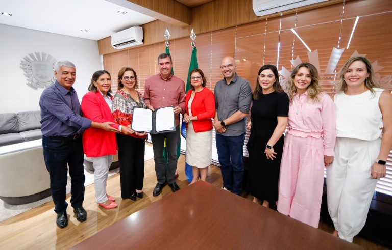 Governador ao centro com o novo decreto. Do seu lado esquerdo Gyselle Tannous, Fabiana Maria das Graças e Antônio José dos Santos. Do seu lado direito os secretários Patrícia Cozzolino, Hélio Daher e Viviane Luiza e Ana Carolina Ali 